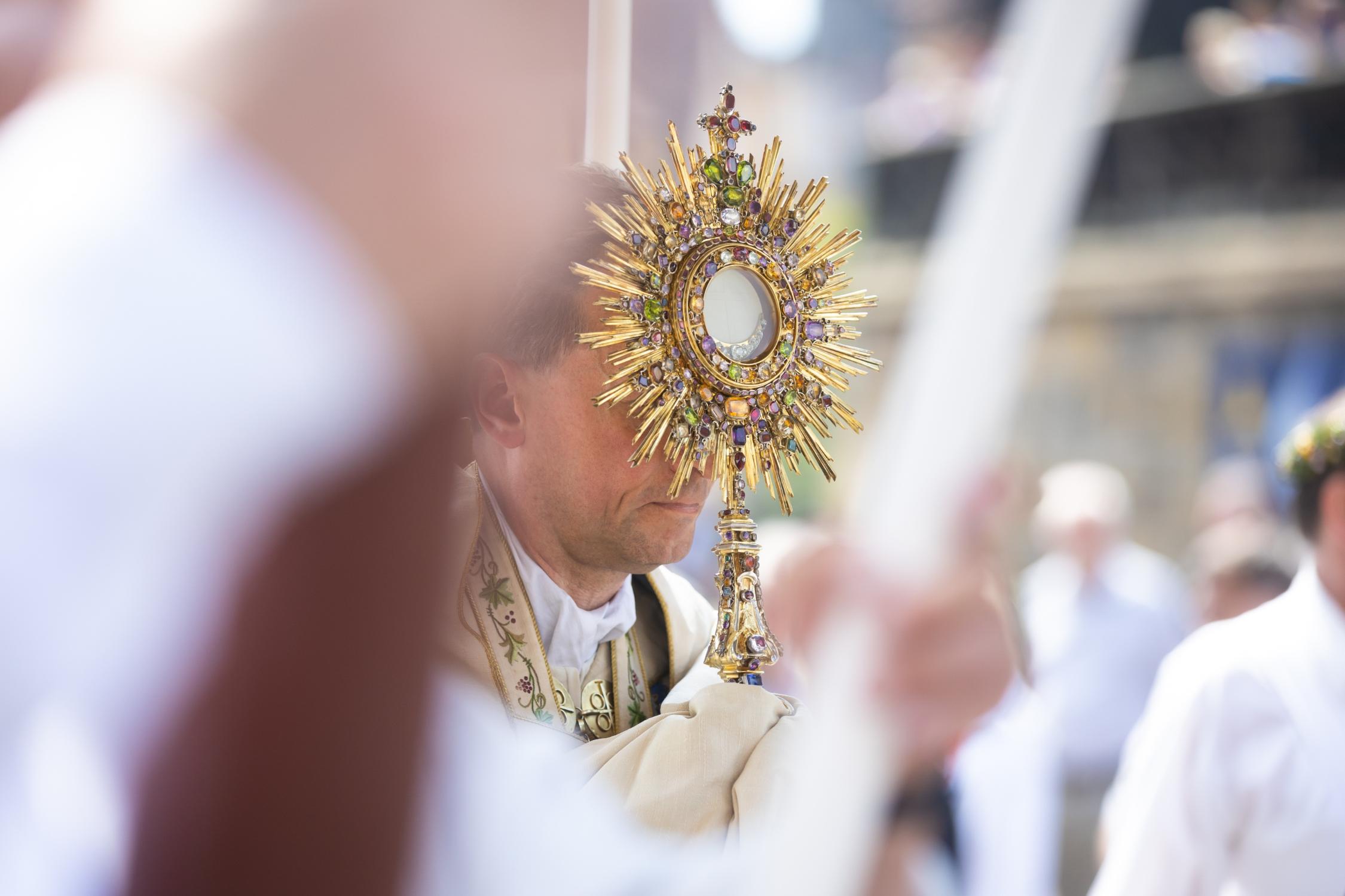 Erzbischof Herwig Gössl und Monstranz