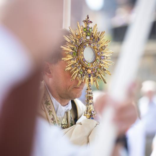 Erzbischof Herwig Gössl und Monstranz