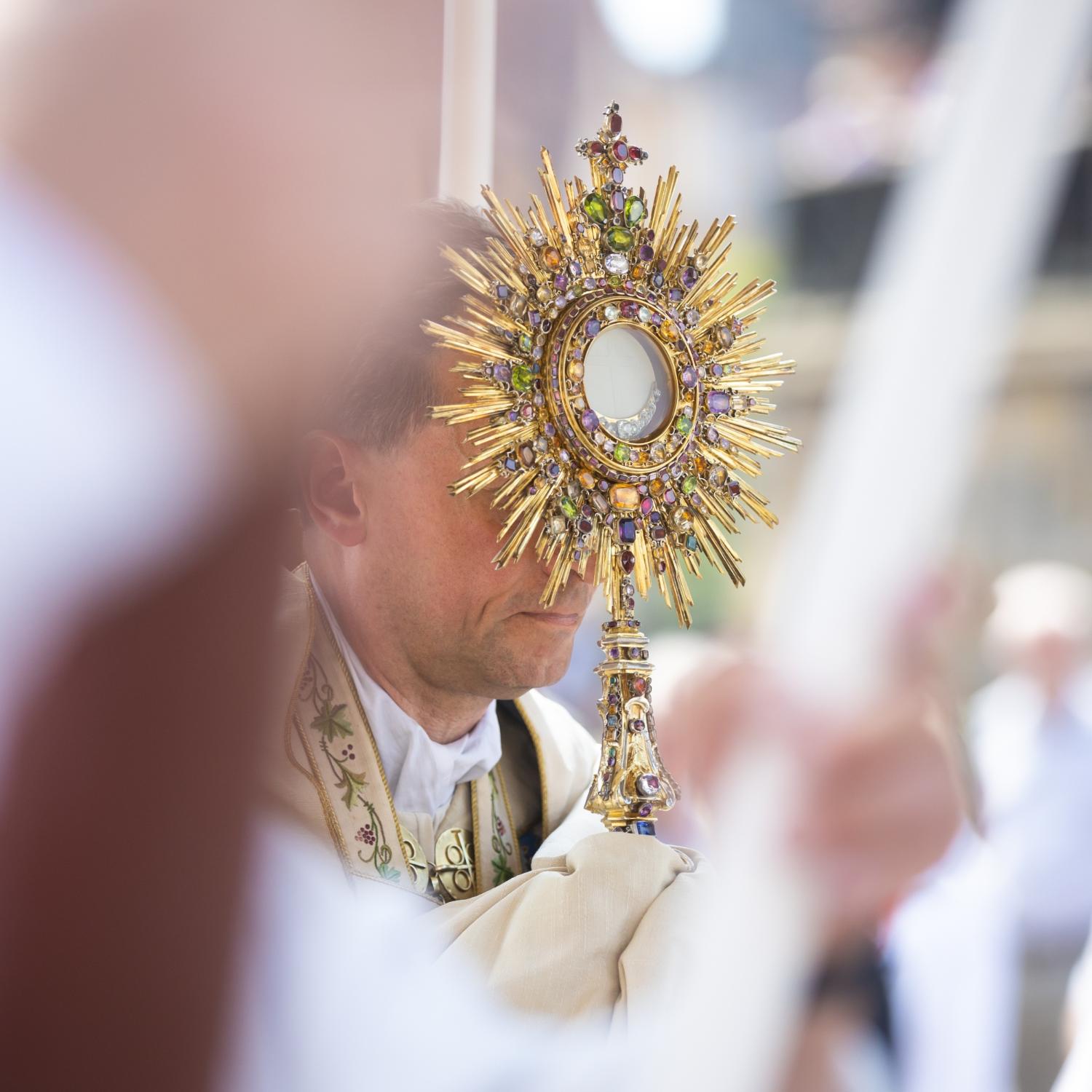 Erzbischof Herwig Gössl und Monstranz